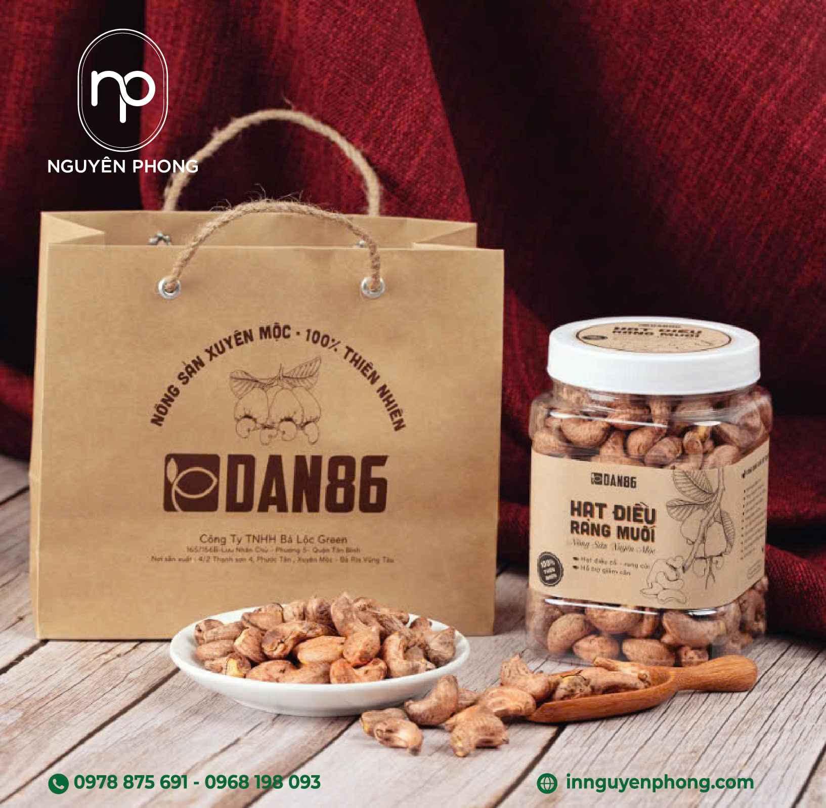 Túi giấy Kraft thiết kế đồng bộ với tem nhãn